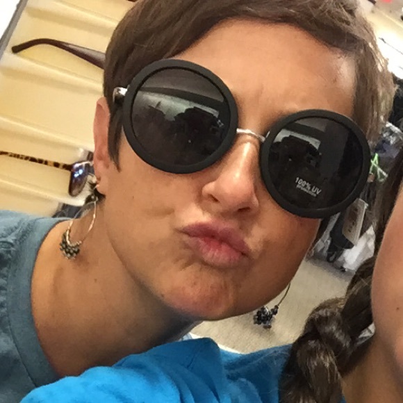 Meet your Posher, Laura - Picture 1 of 1